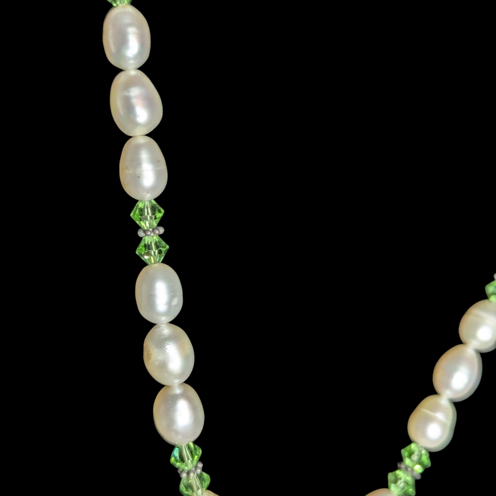 Elegant Pearl and Green Necklace - Picture 4 of 7